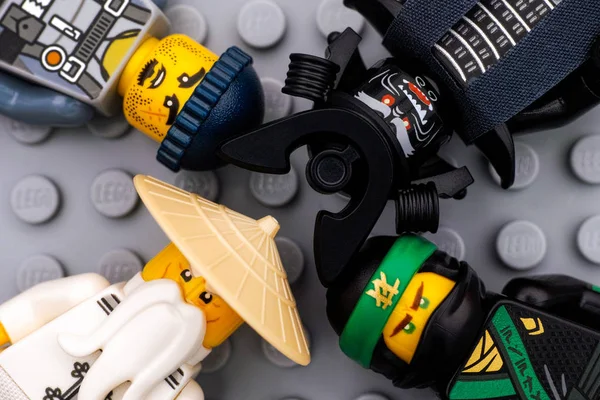 Vier Lego-Ninjago-Filmminifiguren - der grüne Ninja, wu, garma — Stockfoto