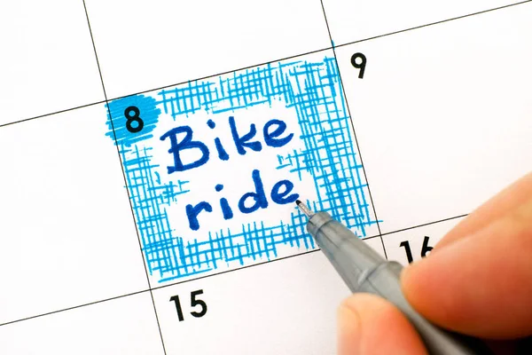 Takvim içinde kadın parmakları hatırlatma Bisiklet yazma kalemi ile binmek.