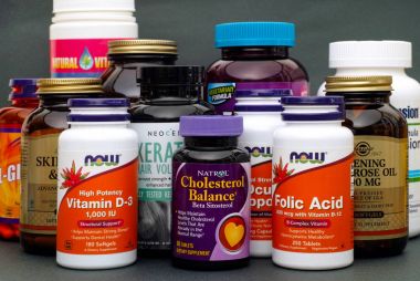 Vitamin ve besin takviyesi ile şişe