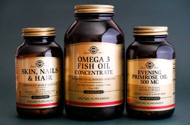 Besin takviyesi ile üç Solgar şişe.