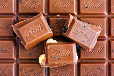 Lindt İsviçre klasik altın süt kuru üzüm fındık çikolata bar. 