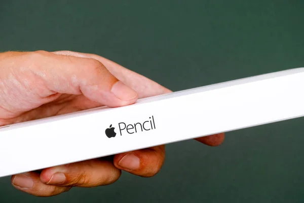 Mano de persona con caja de lápiz de Apple . —  Fotos de Stock