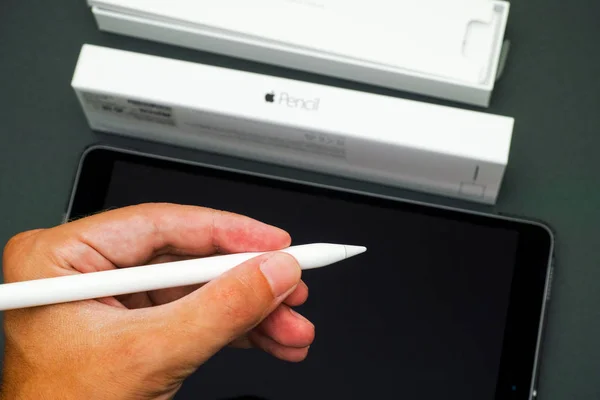 Apple Pencil w ręce osoby z Apple ipad Pro 10.5. i ołówek — Zdjęcie stockowe