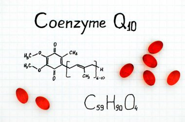 Koenzim Q10 kimyasal formülü ile kırmızı hapları.