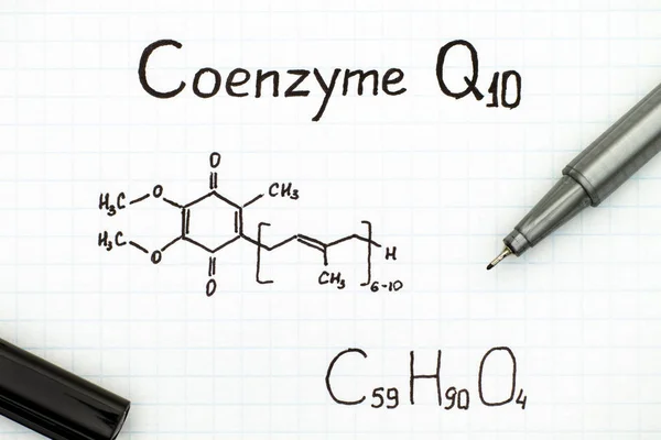Kemisk formel av coenzym Q10 med penna — Stockfoto