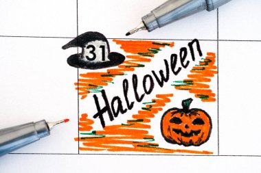 Uyarı mektubu Halloween takvimde iki kalem ile