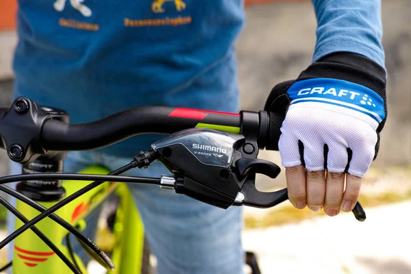 Niño mano con guante artesanal en manillar con Shimano speed shi — Foto de Stock