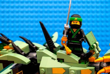 Lego Ninjago film. Yeşil Ninja Mech üzerinde yeşil Ninja duran