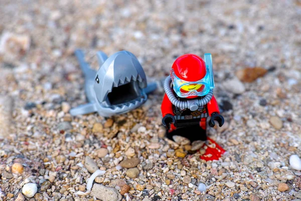 Лего-акула готовится напасть на водолаза . — стоковое фото