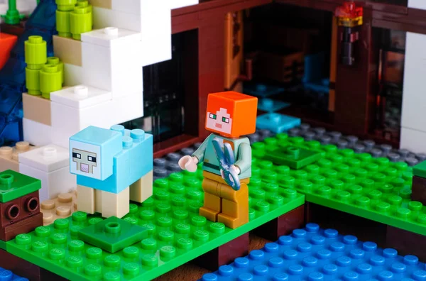 Lego Minecraft. Alex con tijeras de oveja captura para esquilar el tinte — Foto de Stock