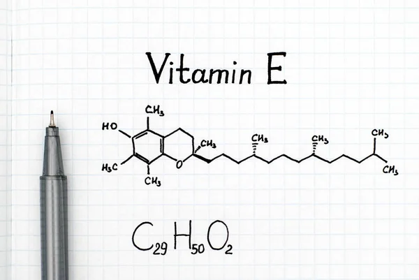 Fórmula química da vitamina E com caneta preta — Fotografia de Stock