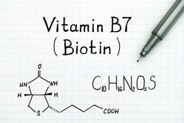 Vitamin B7 kimyasal formülü (Biotin) kalem ile