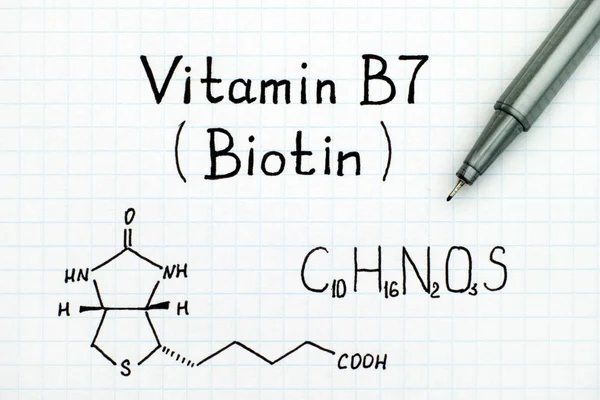 Chemische formule van Vitamine B7 (Biotine) met pen — Stockfoto