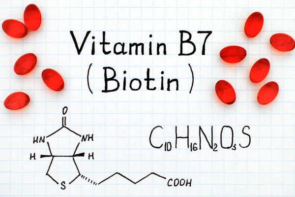 Chemische formule van Vitamine B7 (Biotine) met rode pillen. — Stockfoto