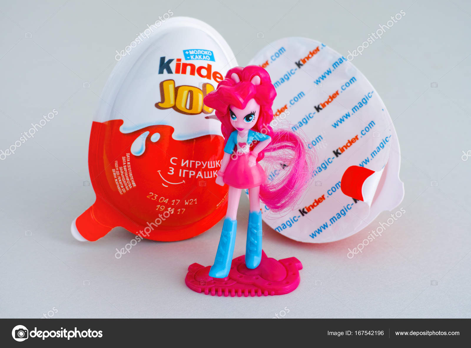Kinder Joy ovos com boneca no fundo cinza Fotografia de Stock