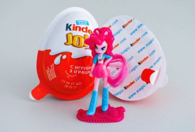 Kinder sevinç yumurta bebek gri arka plan üzerinde ile