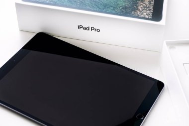 Apple ipad Pro 10,5 beyaz arka plan üzerinde unboxing