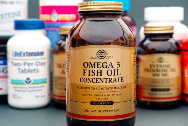 Omega 3 balık yağı konsantre Solgar tarafından şişesiyle