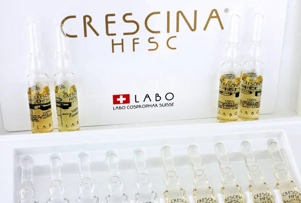 A Crescina Hfsc újra növekedési Crescina kezelés mezőben ampullák. — Stock Fotó