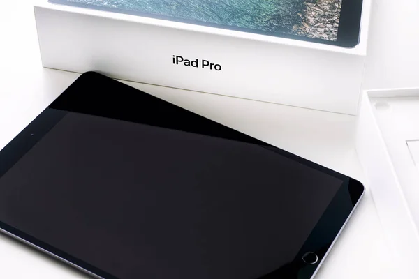 Apple ipad Pro 10.5 unboxing σε λευκό φόντο — Φωτογραφία Αρχείου