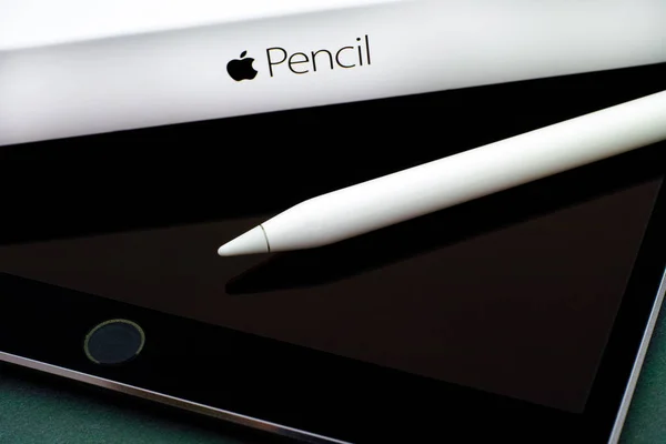 Apple Pencil на Apple iPad Pro 10.5 и коробка карандашей на зеленой спине — стоковое фото