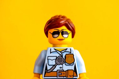 Lego polis minifigure Sarı zemin üzerine