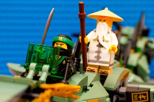 Lego Ninjago film. Het groene Ninja en Wu vliegen op groen Ninja — Stockfoto