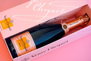 Şampanya Veuve Clicquot Rose şişe pembe kutusunda.