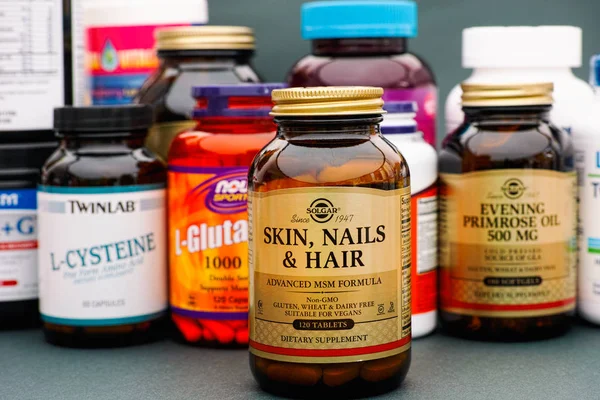 Bőr, a köröm és a haj üveg Solgar. Néhány palackkal vitaminok — Stock Fotó