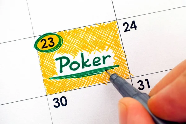 Dedos de mulher com caneta escrevendo lembrete Poker no calendário . — Fotografia de Stock