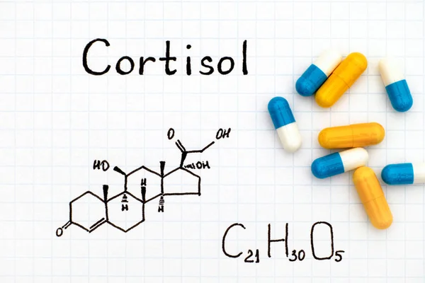 Kemisk formel av kortisol med några piller. — Stockfoto