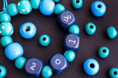 2018 üzerinde mavi ahşap boncuk bilezik