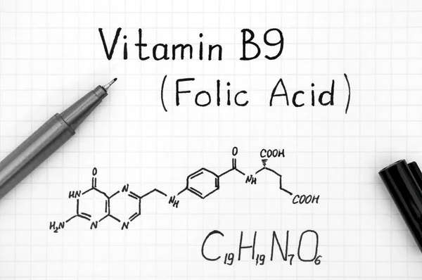 Chemische formule van vitamine B9 (foliumzuur) met zwarte pen — Stockfoto