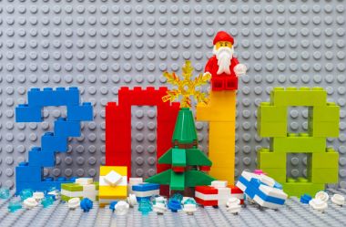 Lego yeni yıl 2018 - numaraları 2018, Noel ağacı, Noel Baba 