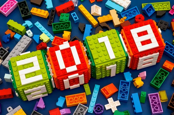 Лего кубики с номерами 2 0 1 8 на синем фоне с некоторыми Le — стоковое фото