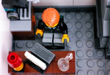 Lego Ofis çalışanı onun çalışma alanı üzerinde. 