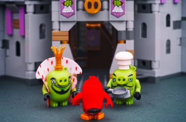 Lego kızgın kuşlar film. Lego ters Kral domuz duran kırmızı 