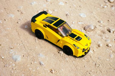  Lego Chevrolet Corvette Z06 kum yolda.