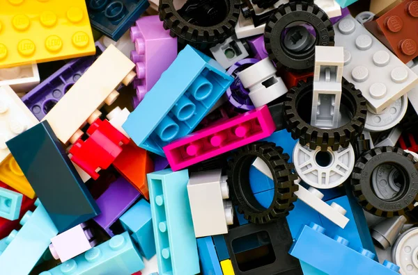 Multicolor blocos de Lego, tijolos, rodas e pneus . — Fotografia de Stock