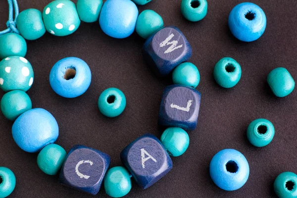 Harfle sakin mavi ahşap boncuk bilezik.
