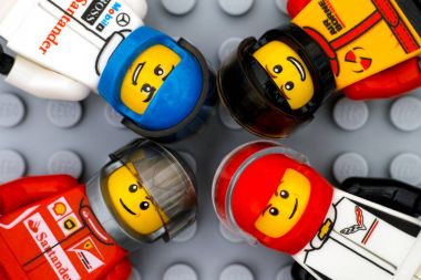 Dört Lego spor otomobil sürücüsü minifigures gri baseplate backgr üzerinde