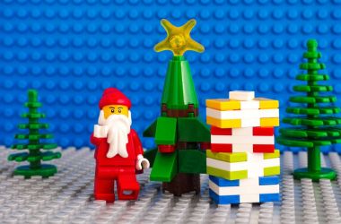 Lego Noel Baba ve hediyeleri Noel ağacı yakınındaki yığını.