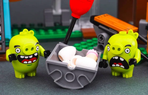 Lego Angry Birds ταινία. Δύο bad Piggies στέκεται κοντά σε Μπιν wi — Φωτογραφία Αρχείου