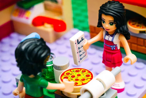 Лего девушка с рецептом и мальчик приготовления пиццы в пиццерии кухня . — стоковое фото
