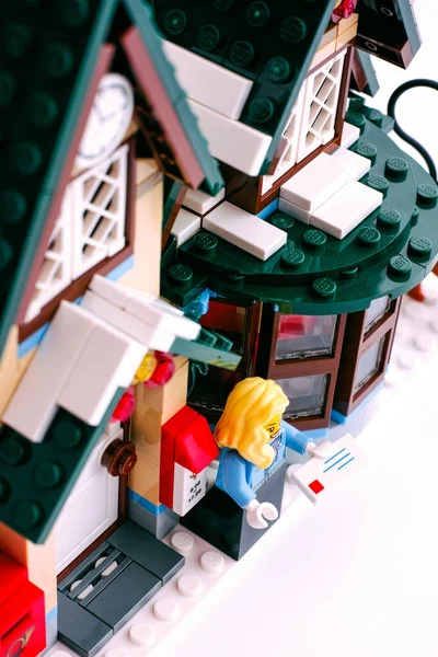 Lego-Frau mit Briefständer in der Nähe der Winterpost. — Stockfoto