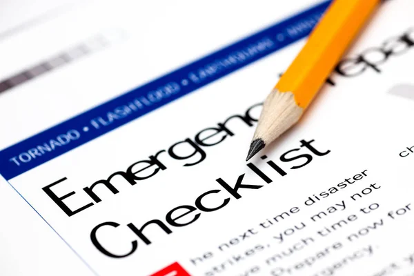 Liste de vérification des mesures d'urgence avec crayon jaune . — Photo