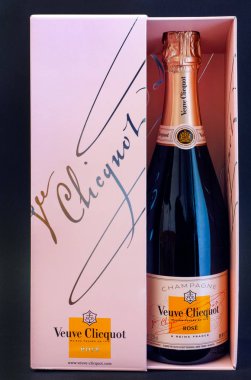 Şampanya Veuve Clicquot Rose şişe pembe kutusunda siyah backgr