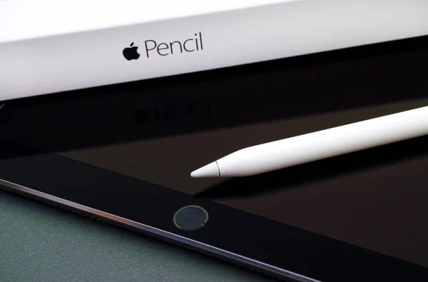 Apple Pencil на Apple iPad Pro 10.5 и коробка карандашей . — стоковое фото