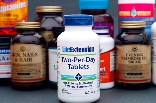 Bottle with multivitamin and mineral supplement by LifeExtensian — Stock Photo, Image