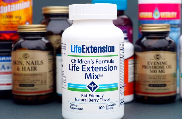 Život rozšíření Mix láhev s chidren multivitamíny od Lifeexte — Stock fotografie
